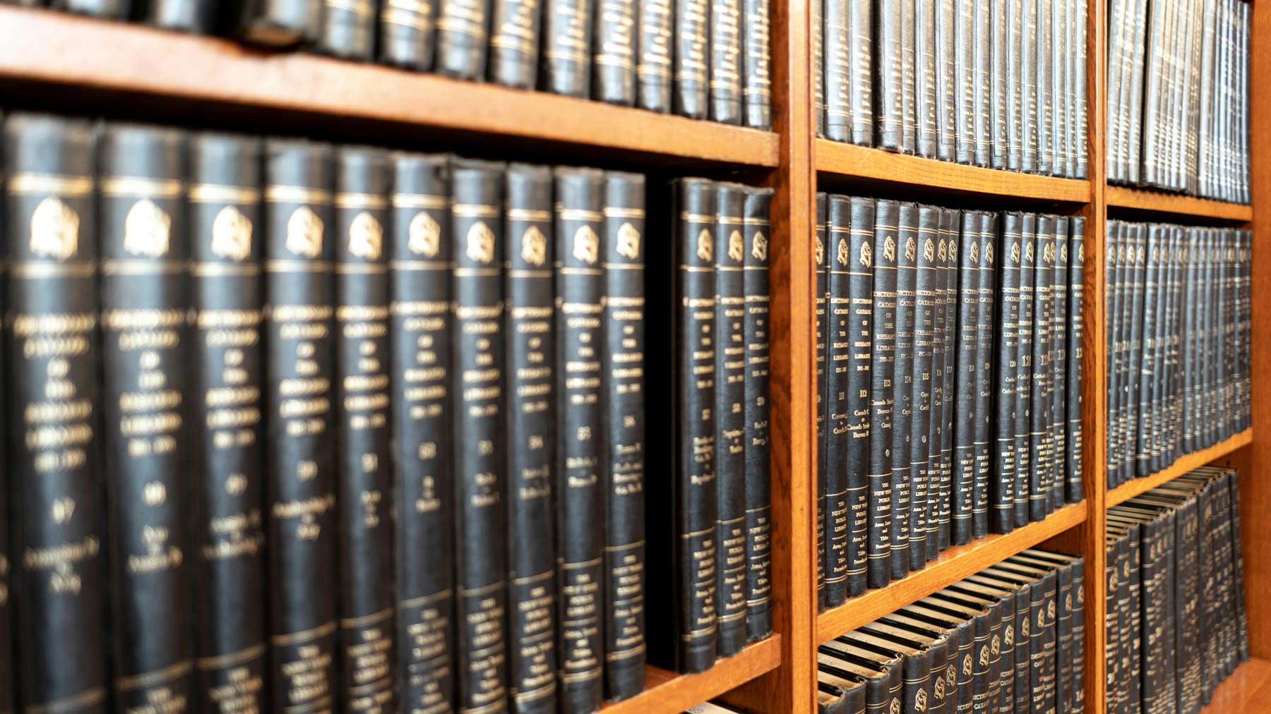 Estantería con libros legales en la oficina de Notaría 52 Irapuato, destacando servicios de soluciones tecnológicas y asesoría jurídica.